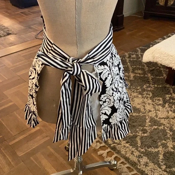 NWT Heavenly Hostess beautiful , feminine apron with pockets - Picture 8 of 12